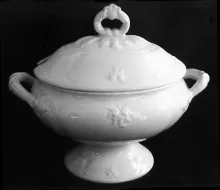 Framed Leaf_Edward Challinor (& Co.)_Sauce or Soup Tureen Base and Lid_Item_001